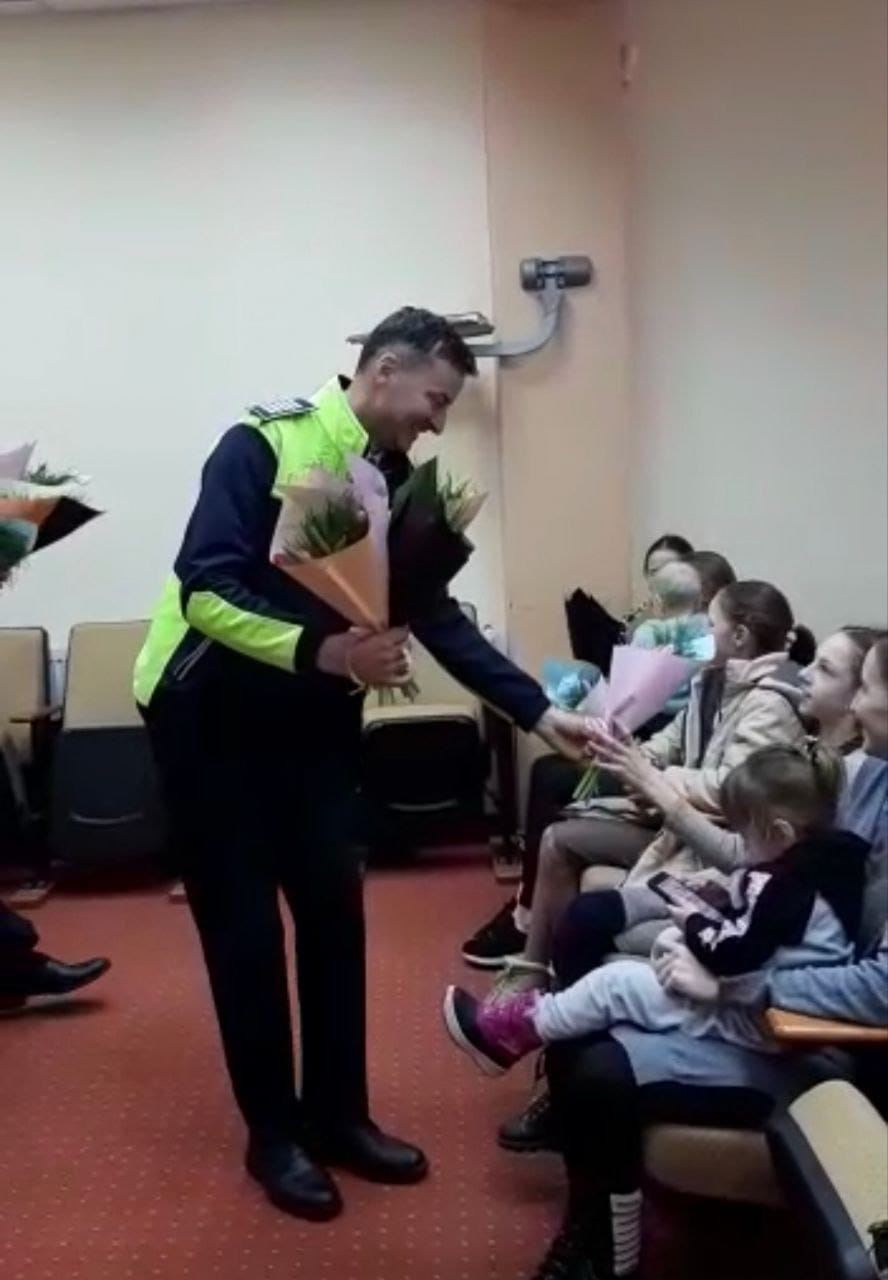 Flowers handed to Ukrainian families hosted at Surani